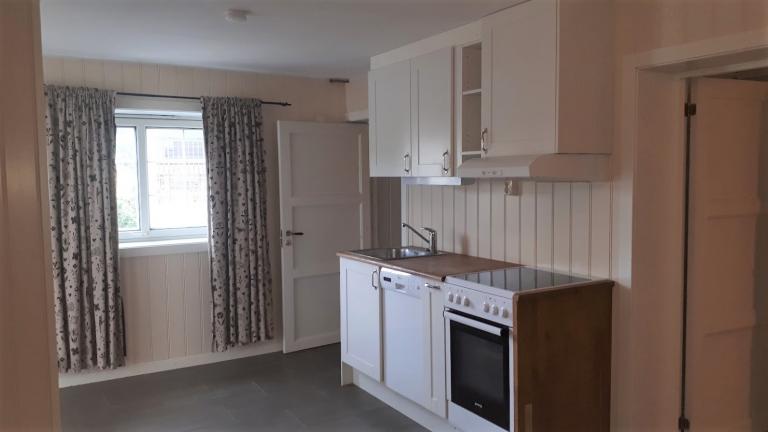 Kjøkken med komfyr og oppvaskmaskin